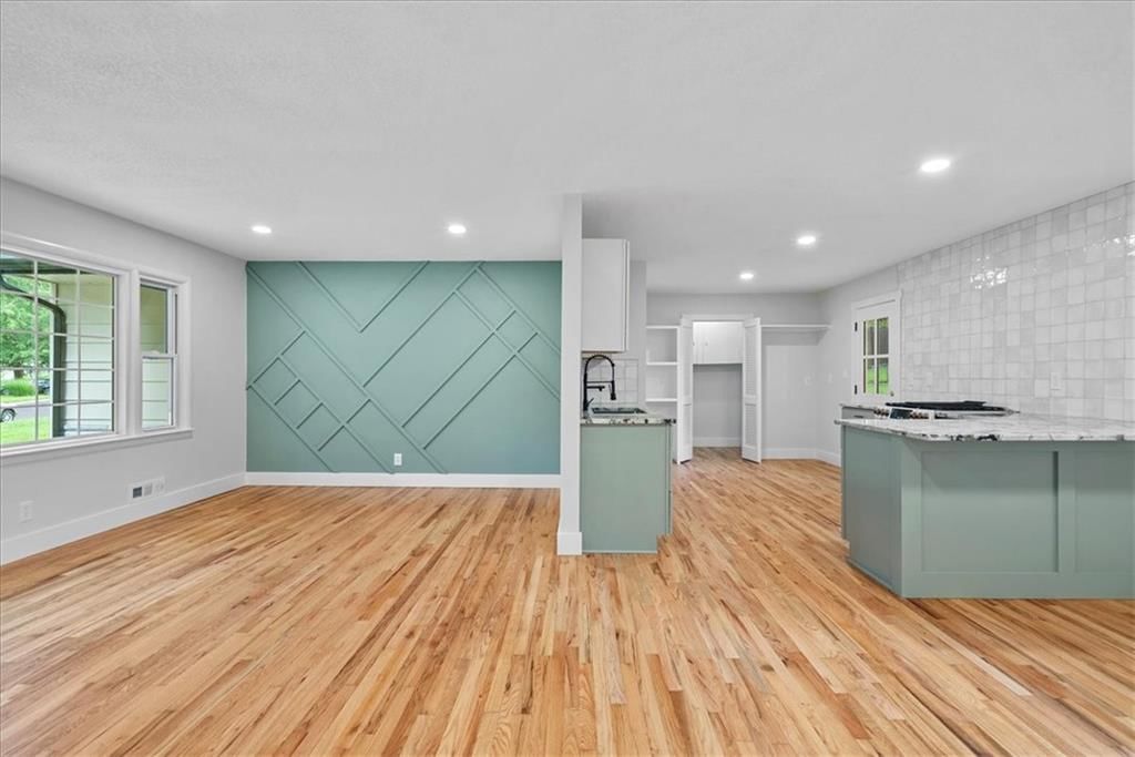 Photo 7 of 22 - 6706 W 76th Terrace