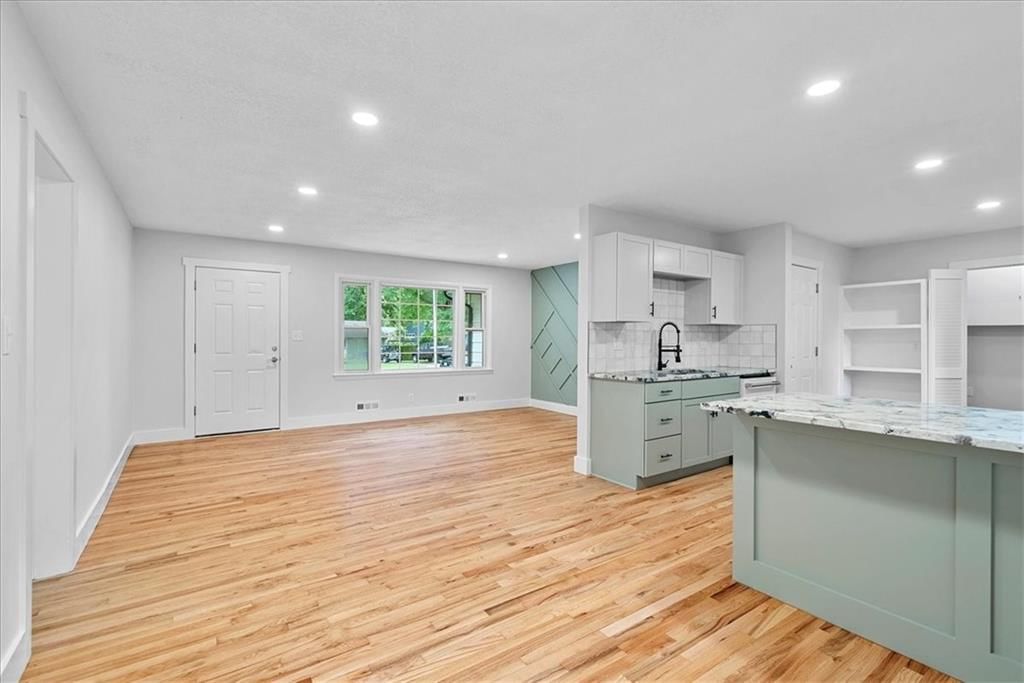 Photo 8 of 22 - 6706 W 76th Terrace
