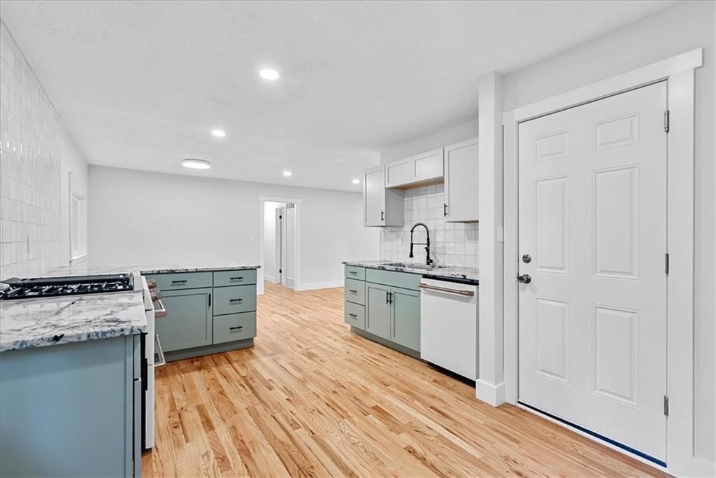 Photo 9 of 22 - 6706 W 76th Terrace