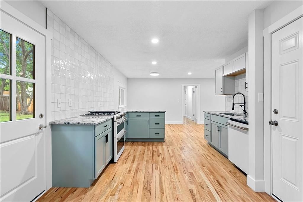 Photo 10 of 22 - 6706 W 76th Terrace