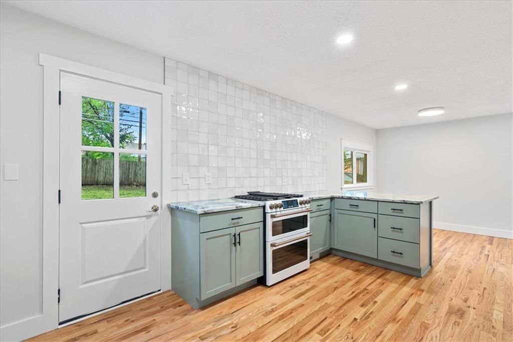 Photo 11 of 22 - 6706 W 76th Terrace