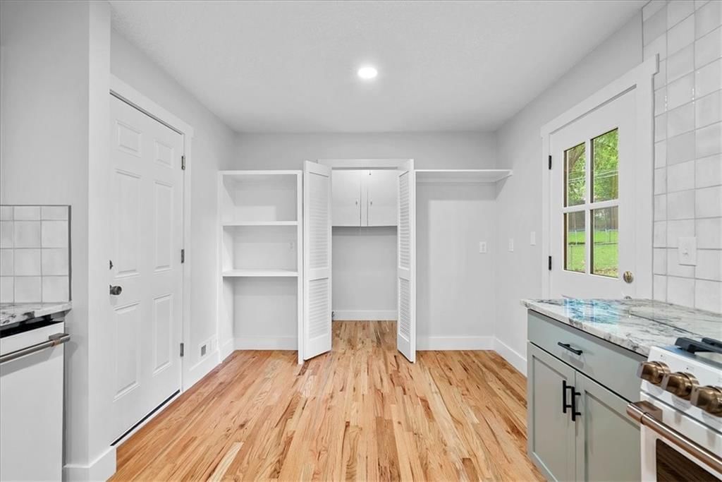 Photo 12 of 22 - 6706 W 76th Terrace