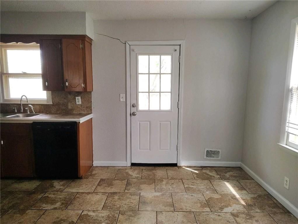 Photo 9 of 17 - 5123 Overton Circle