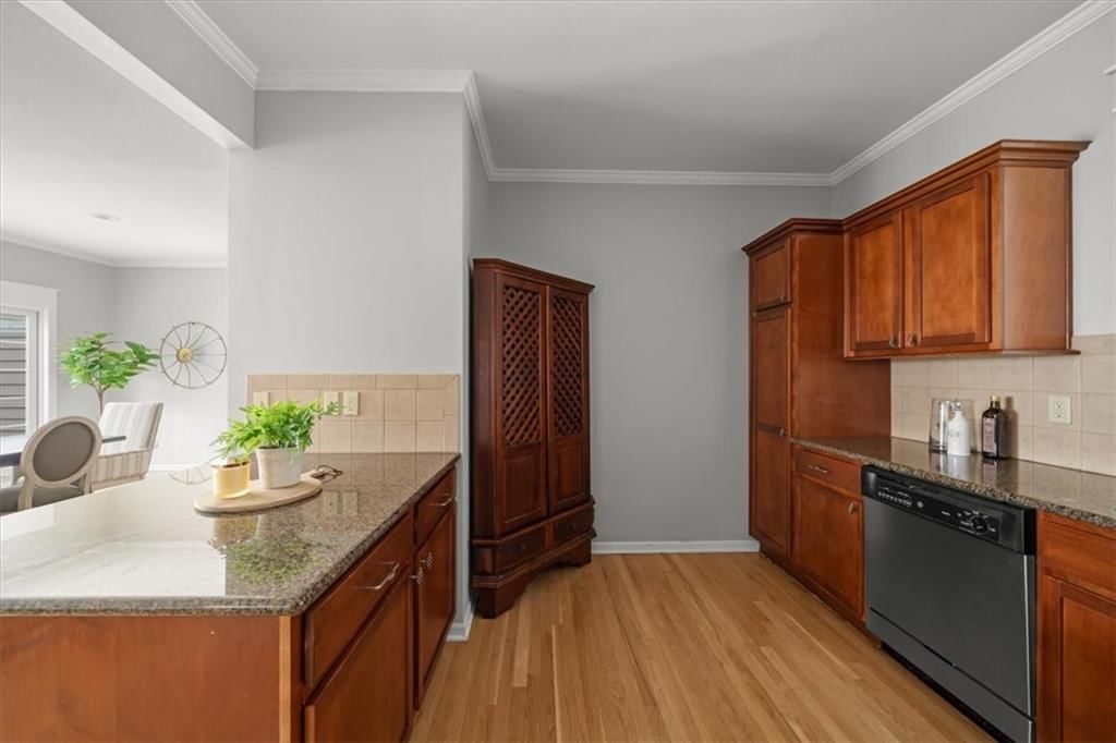 2906 Howell Street — photo 13