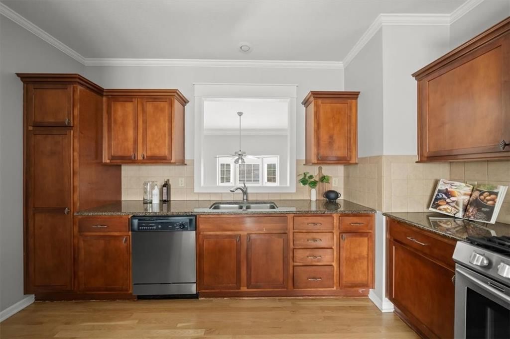 2906 Howell Street — photo 17
