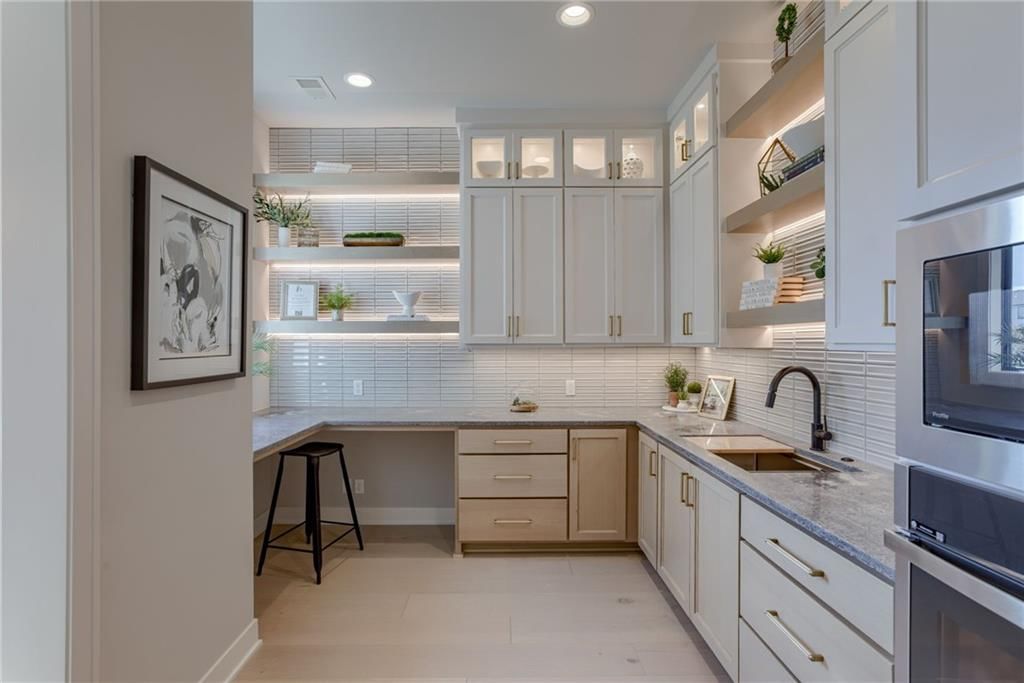 Photo 14 of 41 - 13610 Granada Drive, Leawood, KS 66224