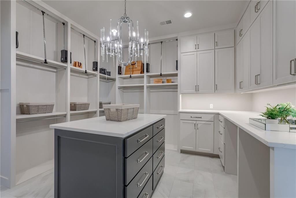 Photo 18 of 41 - 13610 Granada Drive, Leawood, KS 66224