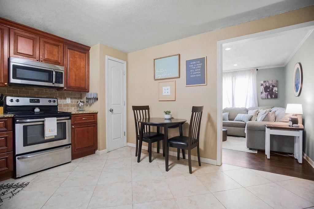 Photo 10 of 36 - 11403 W 67TH Terrace