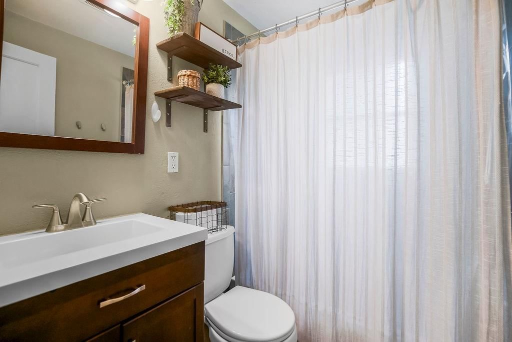 Photo 17 of 36 - 11403 W 67TH Terrace