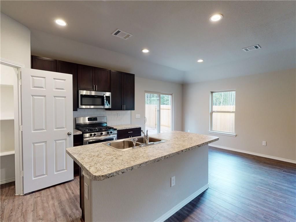 Photo 6 of 13 - 2108 Brook Ridge Circle