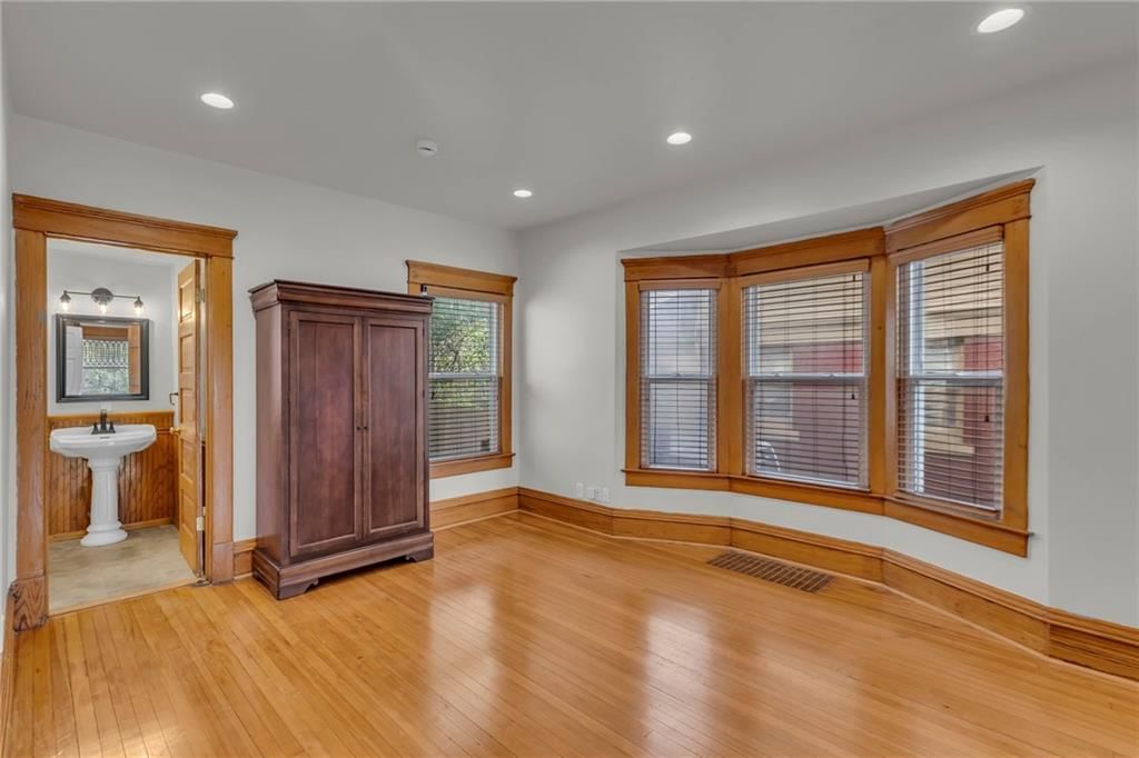 210 E 31st Street — photo 11