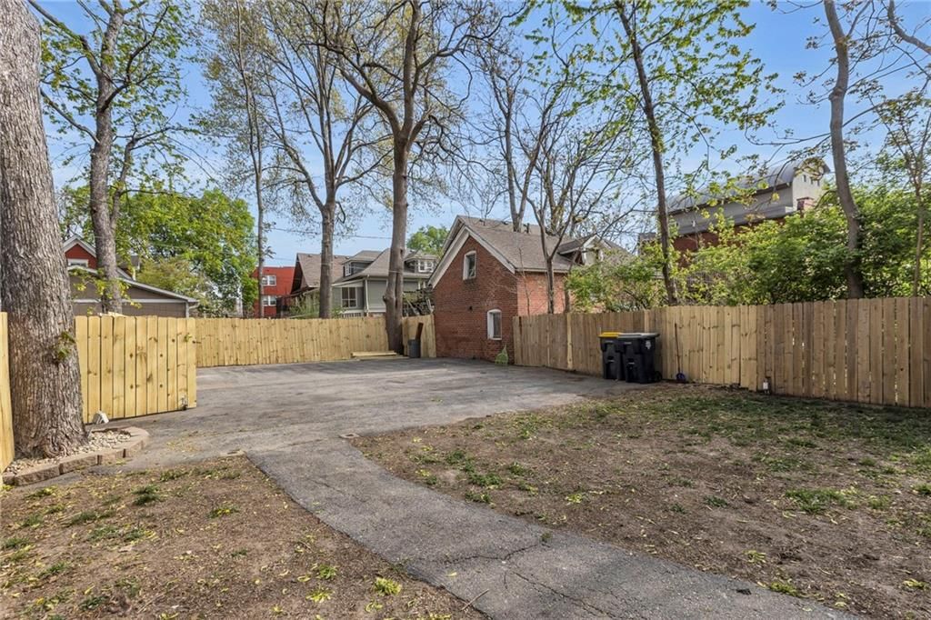 210 E 31st Street — photo 37