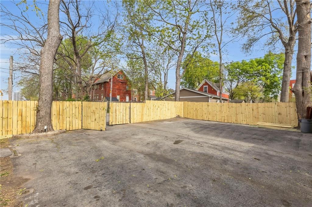 210 E 31st Street — photo 38