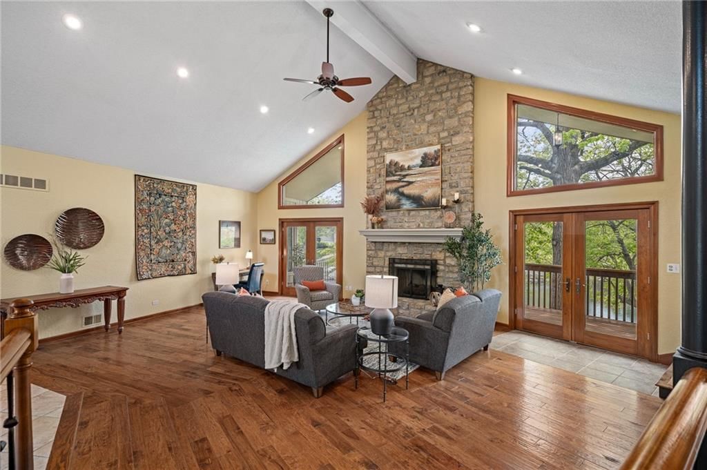 219 NW Locust Street — photo 10
