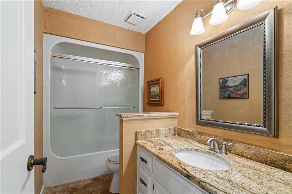 219 NW Locust Street — photo 33