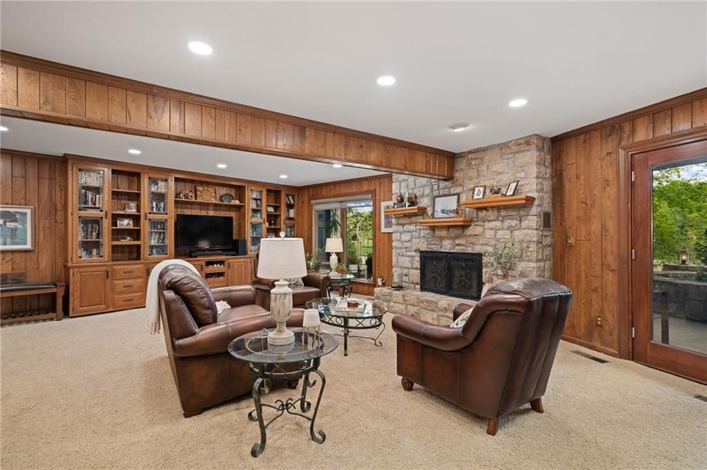 219 NW Locust Street — photo 35