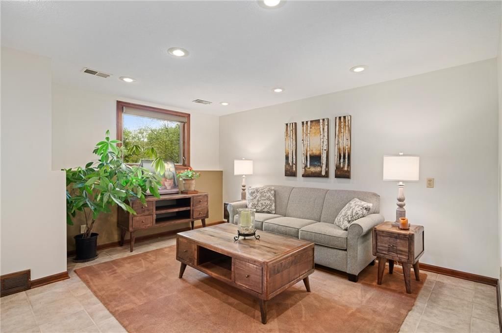 219 NW Locust Street — photo 40