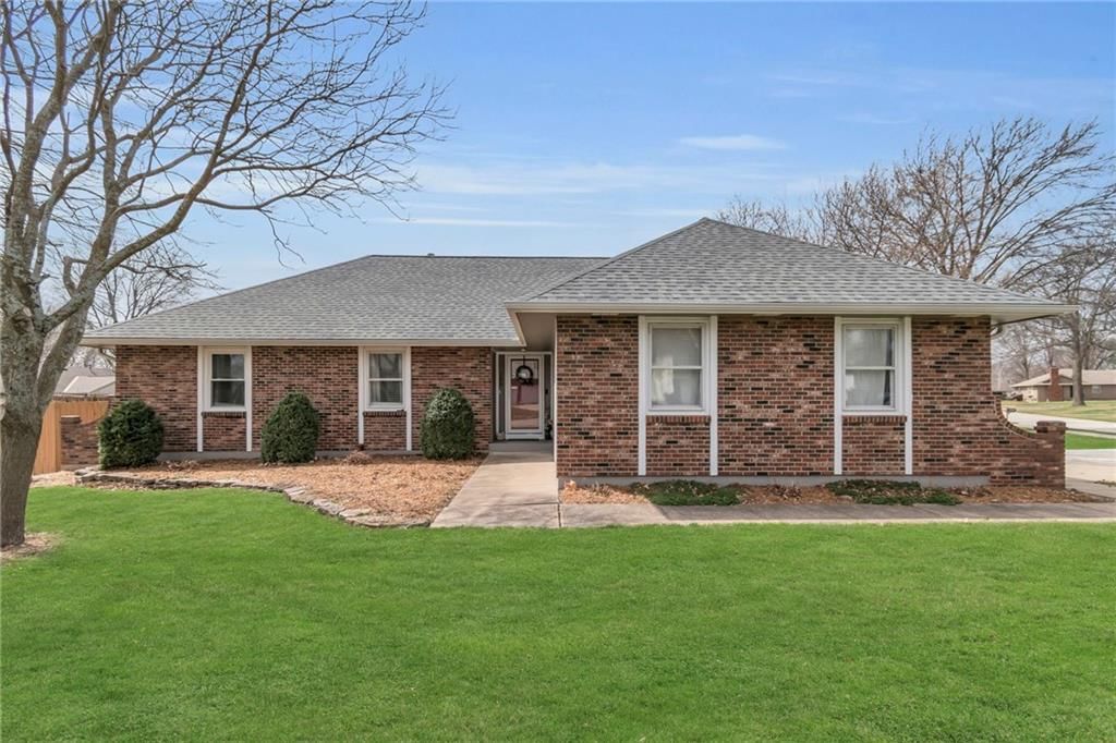 100 S Woodson Drive — photo 1
