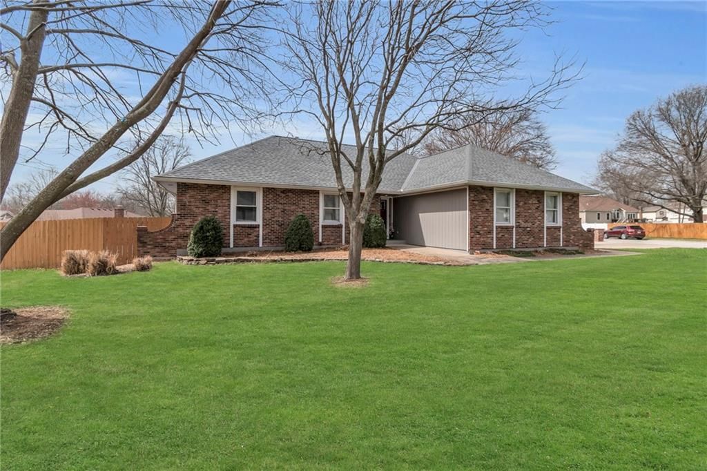 100 S Woodson Drive — photo 2