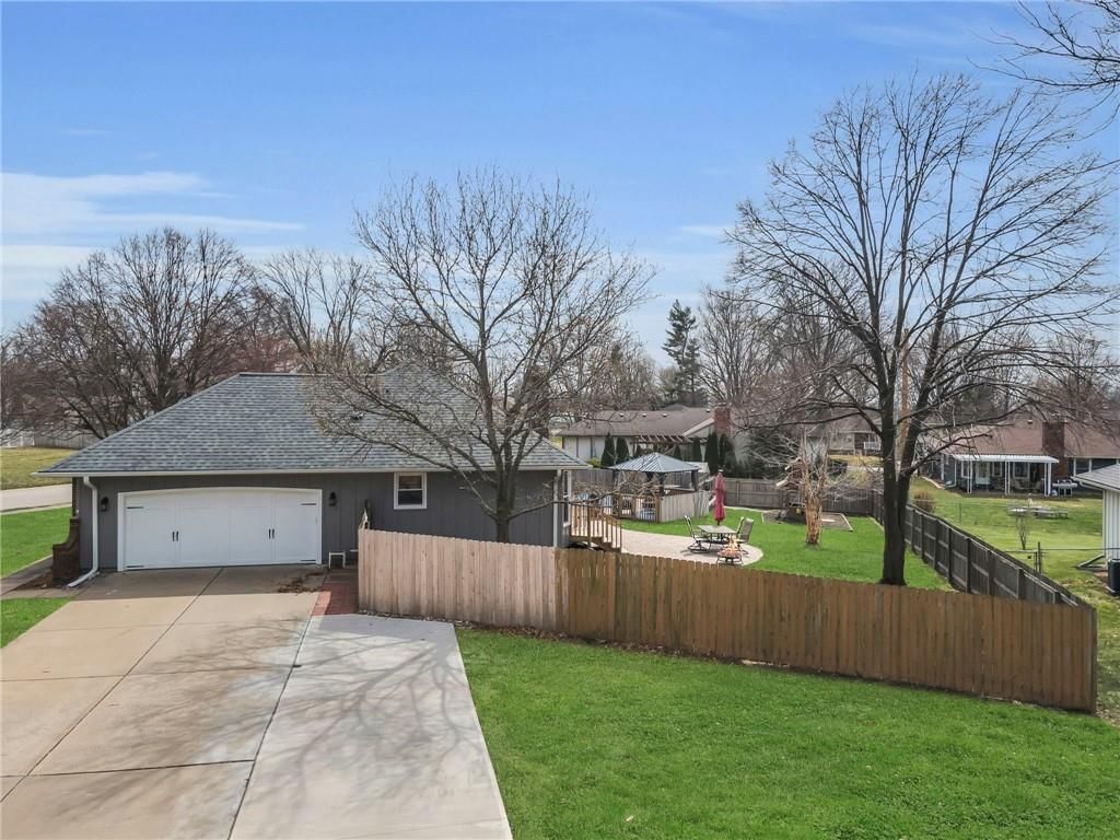 100 S Woodson Drive — photo 9