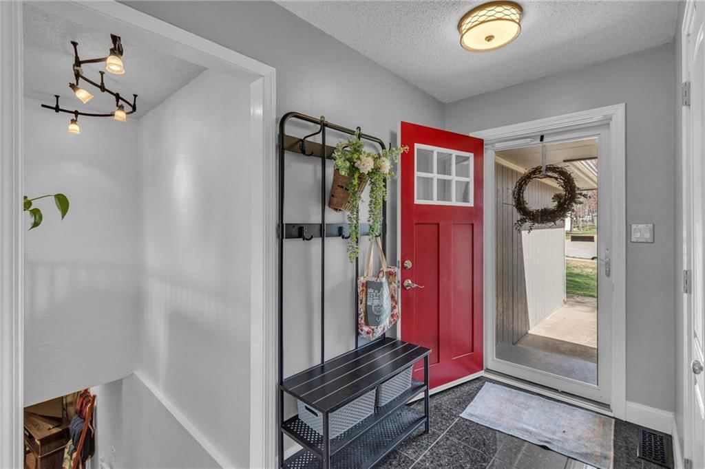 100 S Woodson Drive — photo 10