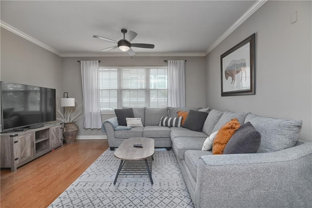 3877 Thompson Street — photo 12