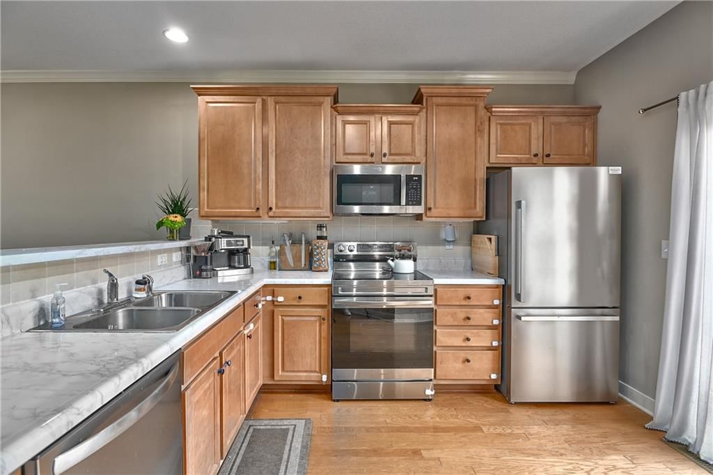 3877 Thompson Street — photo 18