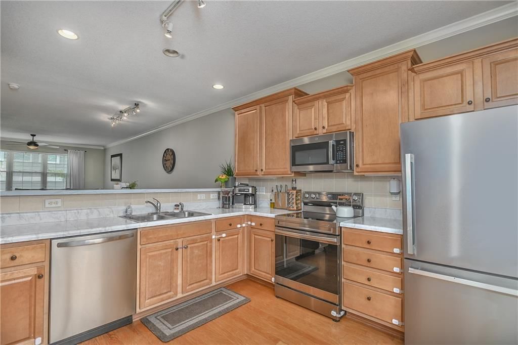 3877 Thompson Street — photo 19