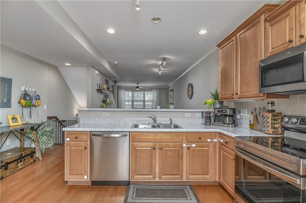 3877 Thompson Street — photo 20