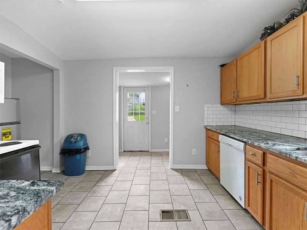 924 Dakota Street — photo 6