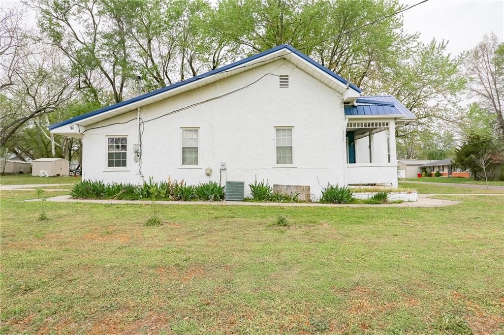 610 S Vine Street — photo 24