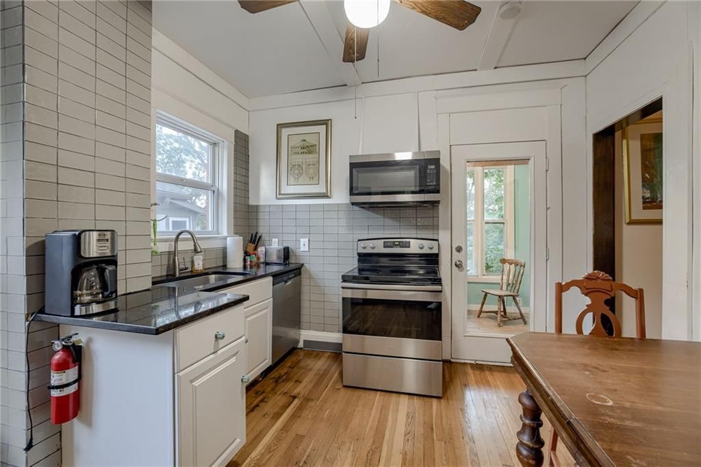 Photo 14 of 35 - 2537 Charlotte Street