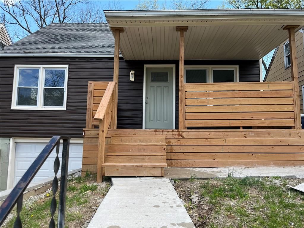 2831 Van Brunt Boulevard — photo 2