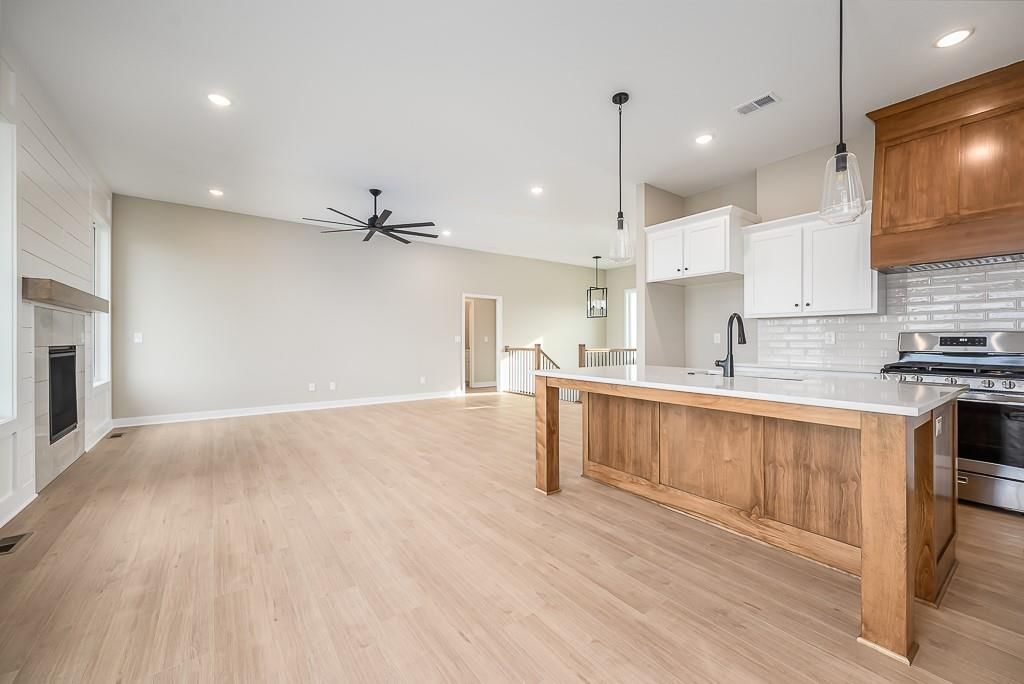 Photo 5 of 26 - 1714 N 162nd Circle