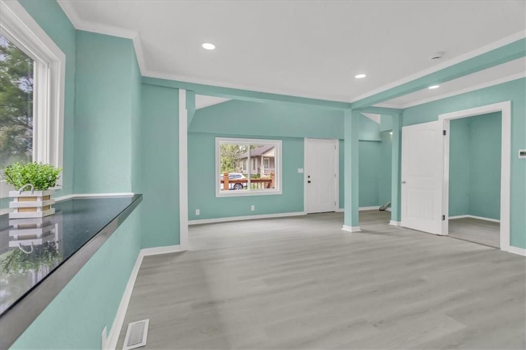 Photo 5 of 22 - 2723 Kimball Avenue