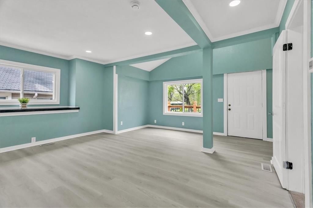 Photo 6 of 22 - 2723 Kimball Avenue