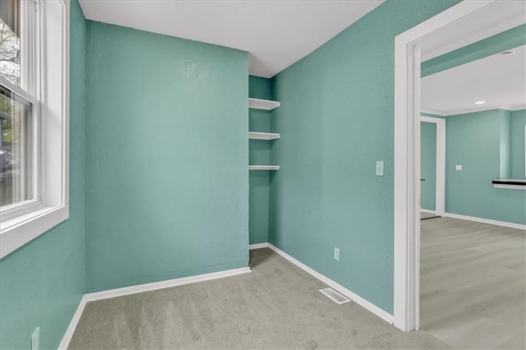 Photo 10 of 22 - 2723 Kimball Avenue