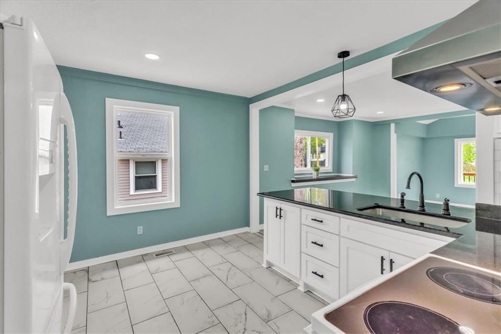 Photo 13 of 22 - 2723 Kimball Avenue
