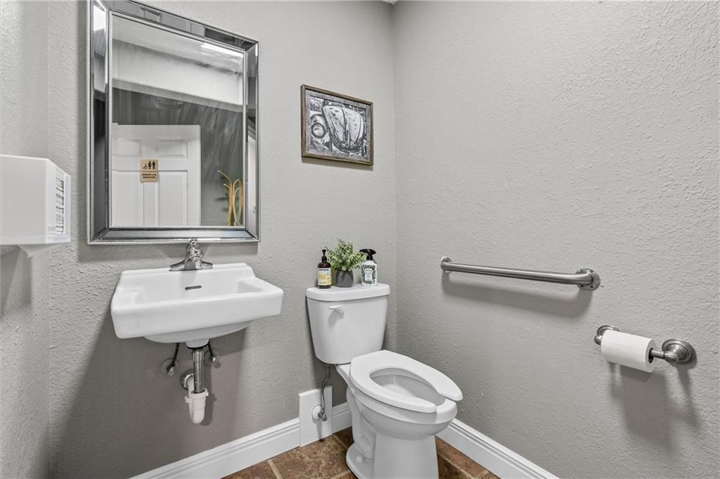 Photo 16 of 22 - 703 S Jefferson Street