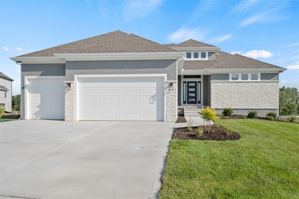 4552 Aspen Drive, Basehor, KS