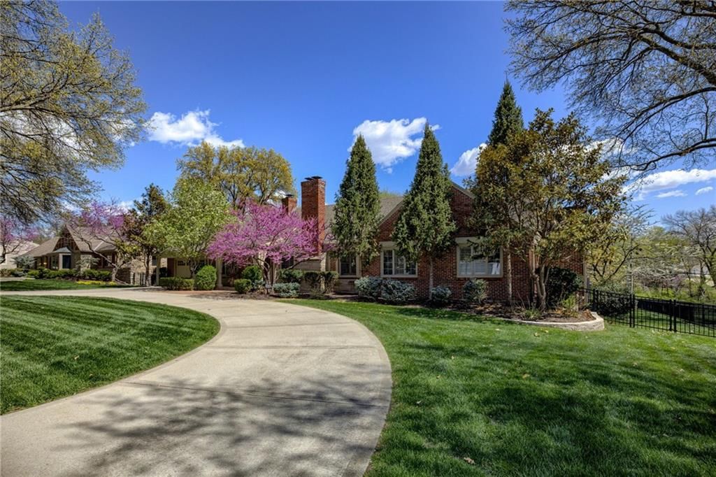 9717 Overbrook Road, Leawood, KS