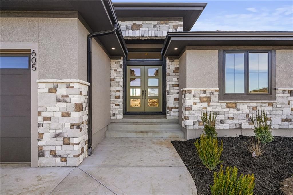 605 Hampstead Drive — photo 3