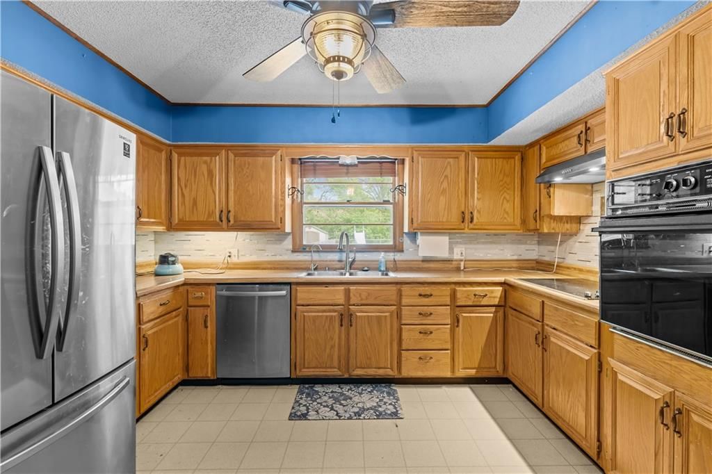 10915 Cypress Avenue — photo 9