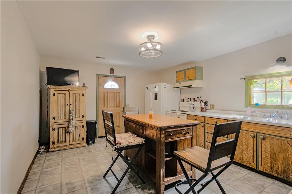 913 Metropolitan Avenue — photo 4