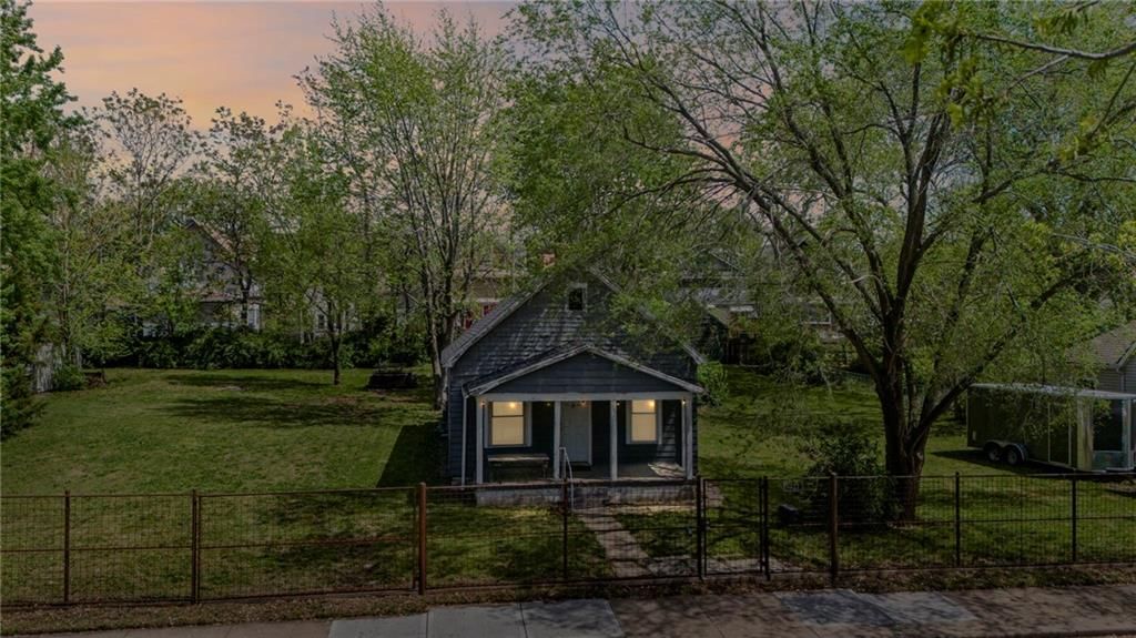 3225 Holmes Street — photo 3