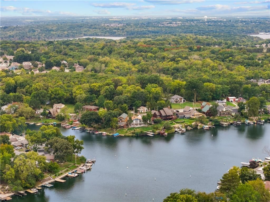Photo 11 of 16 - 148 Beach Drive, Lake Tapawingo, MO 64015
