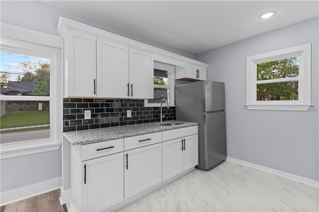 1052 Greeley Avenue — photo 6