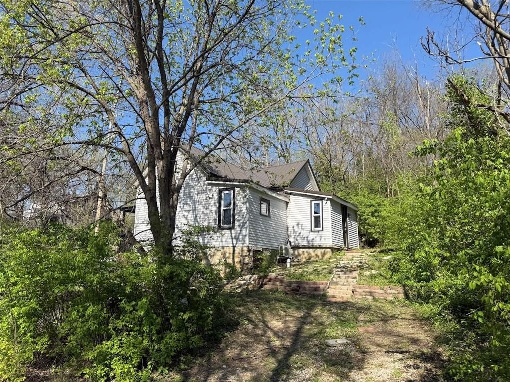 107 E Kansas Street — photo 9