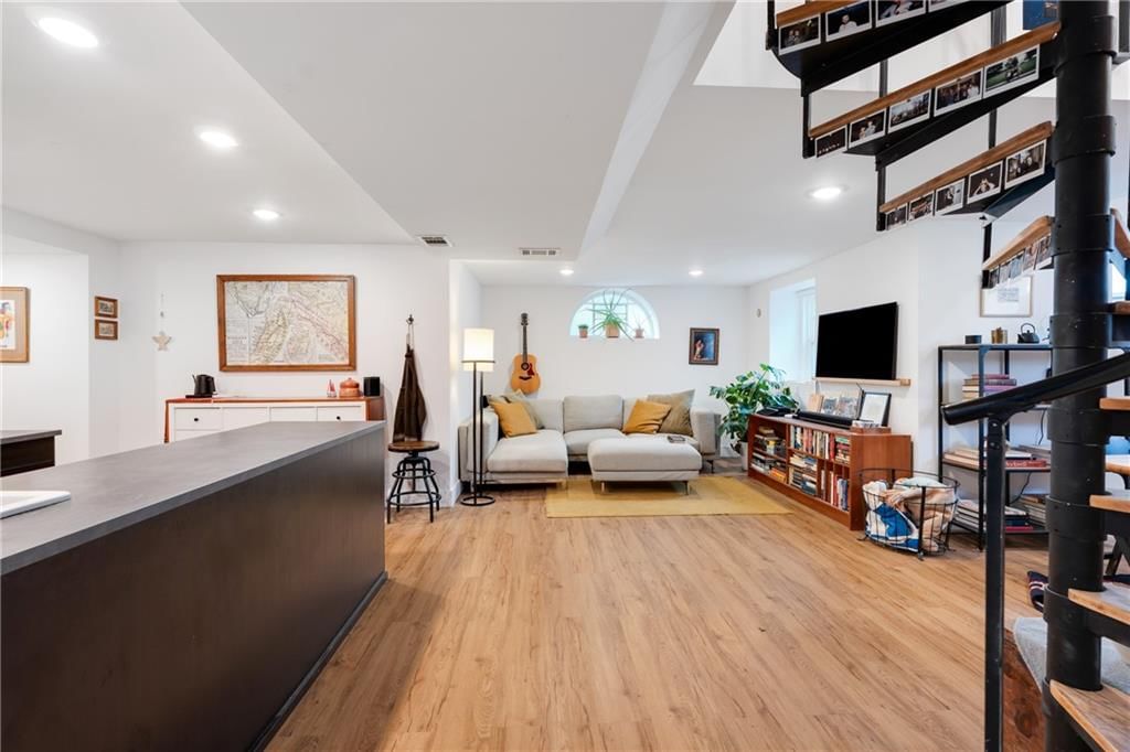 420 E 37th Street — photo 30