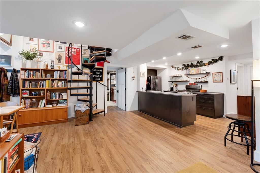420 E 37th Street — photo 31